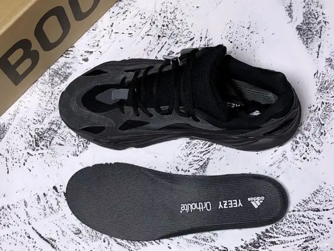 700 V2 Adidas Boost FU6684 Vanta